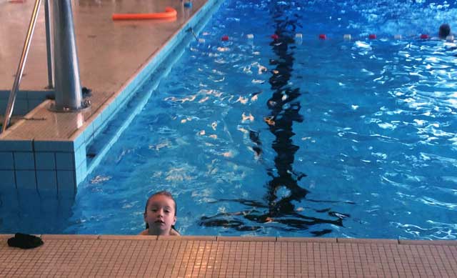 Schwimmkurs für Kinder: Seepferdchen machen.