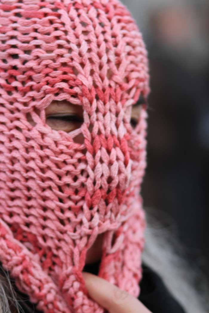 Maskierte Frau am internationalen Weltfrauentag
