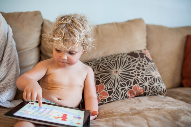 Kind mit Apps auf dem Tablet