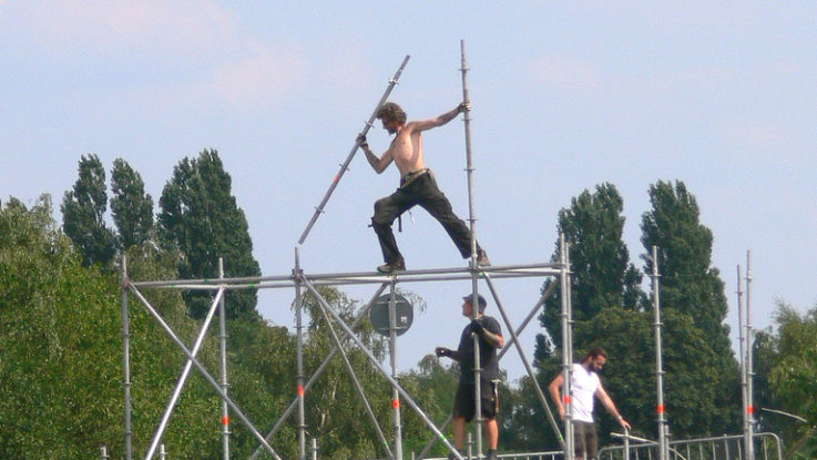 Gerüstbauer voller würde bei der Arbeit