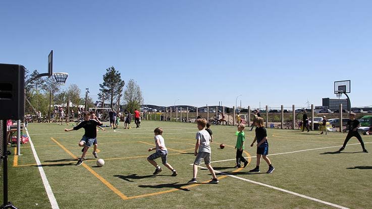 Jungs spielen Fußball - Vatertag auf Papalapapi