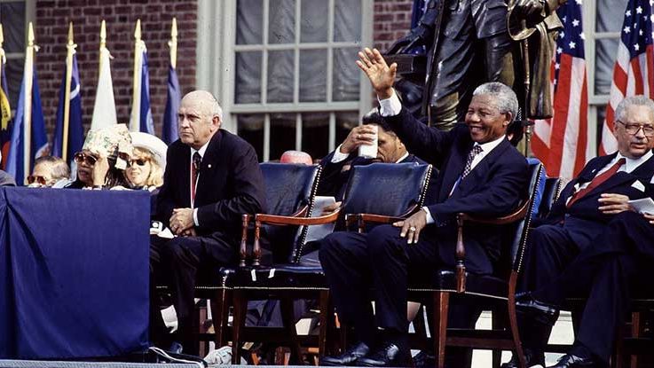 Vorbild Nelson Mandela winkt den Bürgern zu