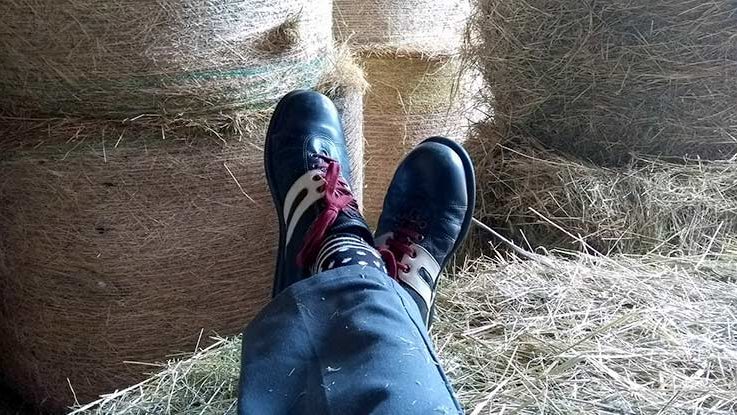 Schöne Schuhe und neue Hose im Heu