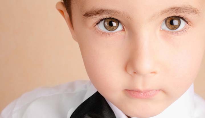 Junge am Kindertisch