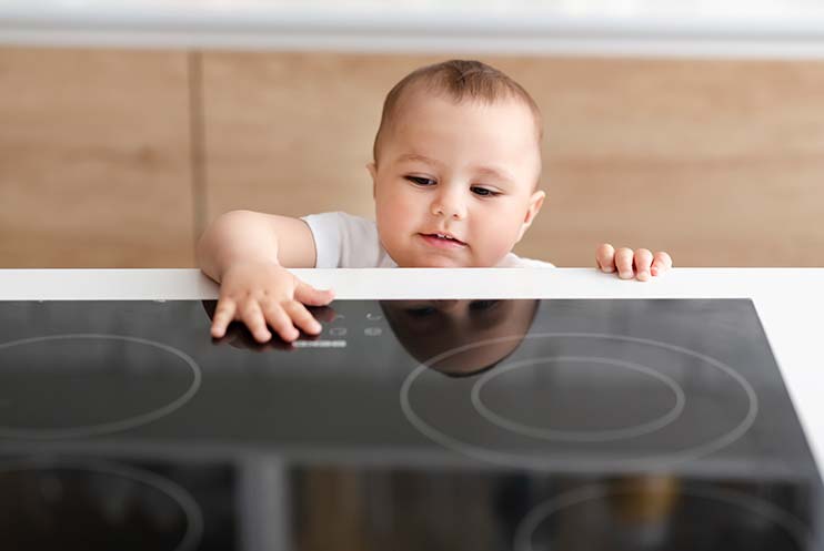 Achtung, Kante! Wie das eigene Zuhause kindersicher wird 1 Auch die Küche kindersicher machen