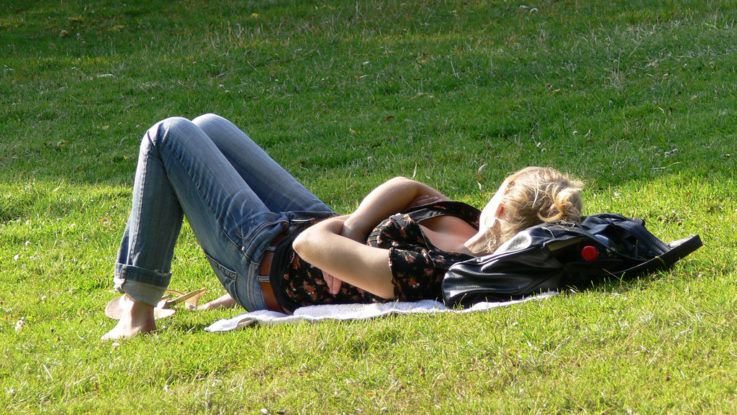 Frauen über 50 sehen nicht aus wie diese junge Frau im Park mit Ausschnitt