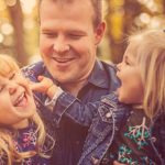 Vater mit Töchtern: Für sie könnte das Wechselmodell als Regelfall sinnvoll sein