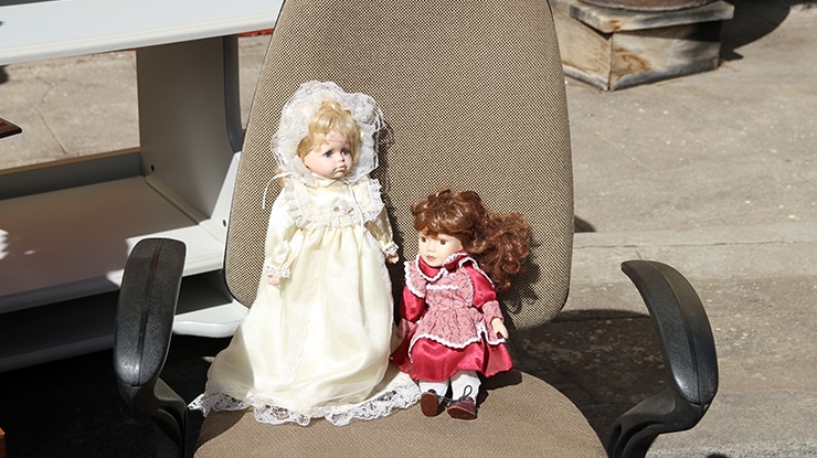Zwei Kinder-Puppen auf dem Stuhl