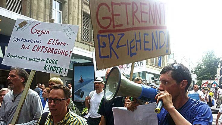 Getrennt leben, gemeinsam erziehen: Väter Demo für Gleichberechtigung.