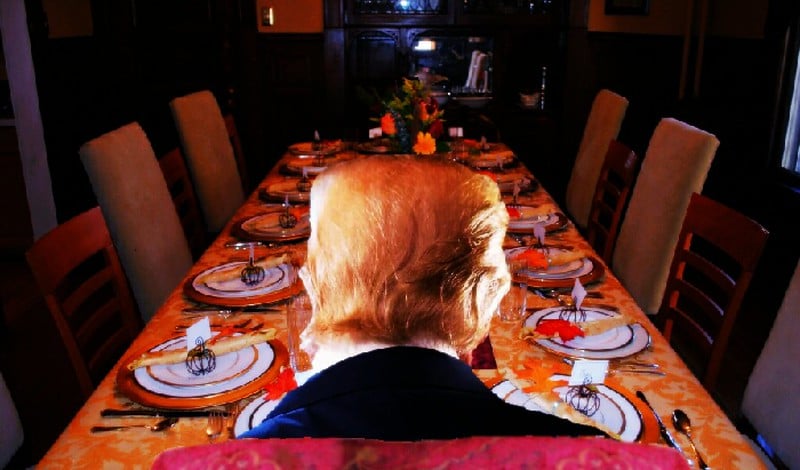 Vorbilder: Donald Trump von hinten an einer leeren Tafel