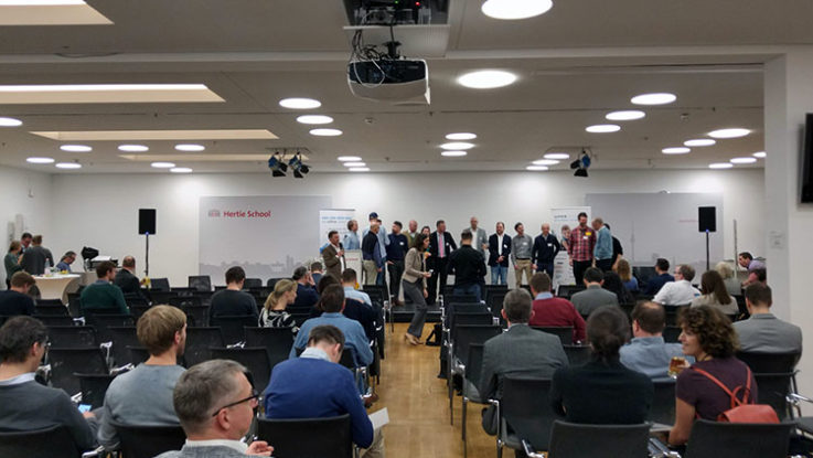 Der große Saal der HERTIE SCHOOL mit den Vätern und der Bühne