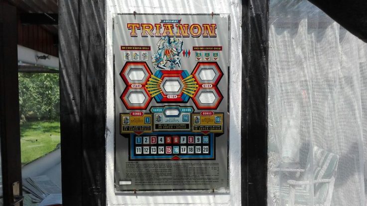 Alte Scheibe eines Spielautomaten. Damals waren die Daten noch geschützt, da gar nicht nötig