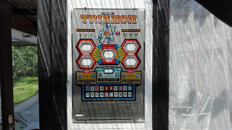 Ein Casinobesuch auf Reisen 1 Alte Scheibe eines Spielautomaten. Damals waren die Daten noch geschützt, da gar nicht nötig