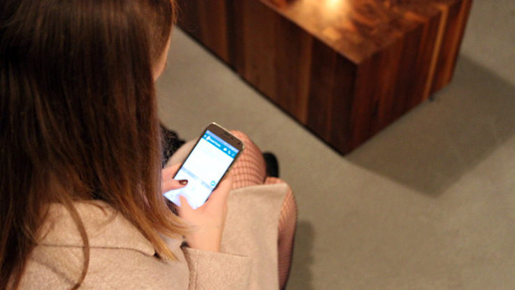 Jugendliche mit Smartphone