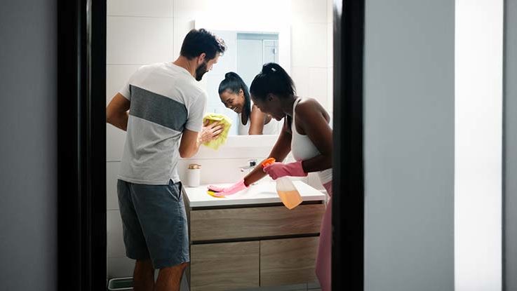 Wie Frauen und Männer ihre Hausarbeit als Paar aufteilen sollten