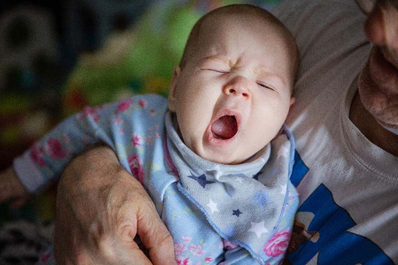 Gähnendes Baby. 5 Babyschlaf-Mythen aufgeklärt