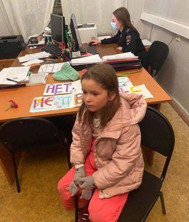 Russische Kinder, die gegen den Krieg demonstriert haben, auf einer russischen Polizeiwache