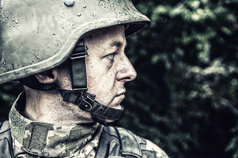 Ukrainischer Soldat in Kampfmontur: Männer müssen im Ukrainekrieg bleiben und kämpfen