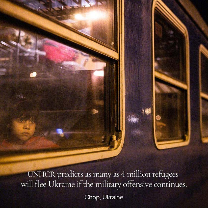 Ein Kind im Zug auf der Flucht vor den Bomben