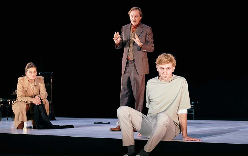 Drei Schauspielern auf der Bühne des Hamburger Schauspielhaus im Stück "Kindeswohl".