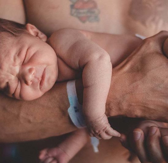 Vater mit Neugeborenen: 10 Tage Vaterschaftsfreistellung zur Geburt eines Kindes