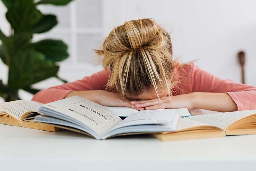 PISA-Schock: Eine Schülerin ist an ihrem Schreibtisch auf ihre Hefte gesunken.