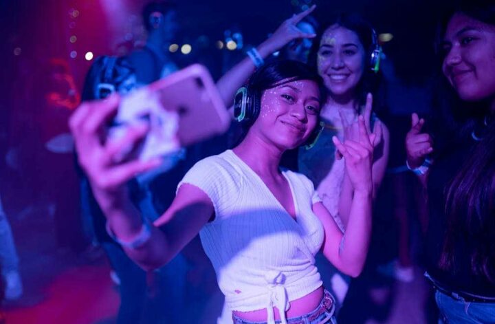 Jugendliche Frauen mit Selfie und Kopfhörer auf einer Teenie-Party