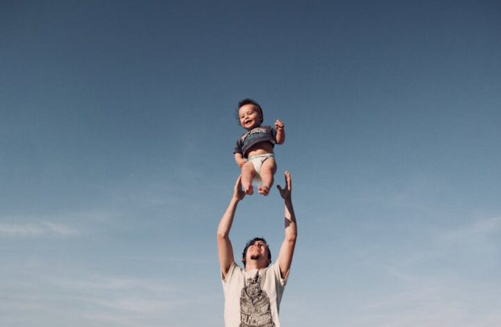 Beziehung zwischen Vater und Kind: Dad wirft das Kleinkind in die Höhe