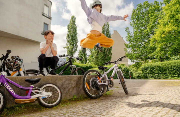 Kinder spielen mit Fahrrädern von Bike Club