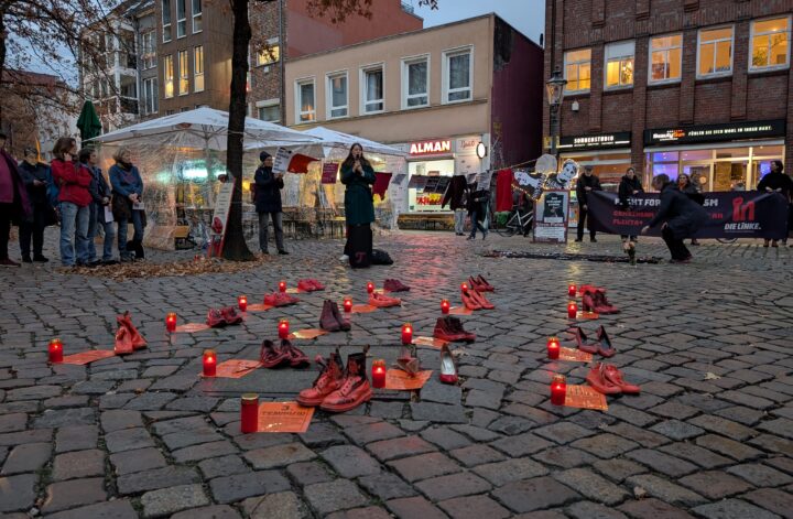 Tag gegen Gewalt an Frauen 2024 in Hamburg, mit Kerzen als Zeichen der Solidarität